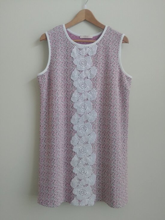 Nadya Toto Dresses & Skirts - Nadya Toto Large sleeveless short mini dress with white flower shell appliques